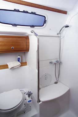 Charter Yacht zu chartern bei Sunja Yachting Bavaria 42 Cruiser 10